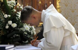 Read more about the article УРАДЖЭНЕЦ БЕЛАРУСІ СКЛАЎ ПЕРШЫЯ МАНАСКІЯ ШЛЮБЫ Ў ОРДЭНЕ ПАЎЛІНАЎ